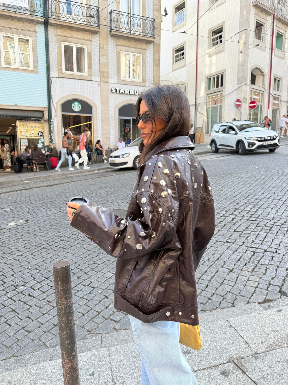 City | Chaqueta Marrón con Tachuelas