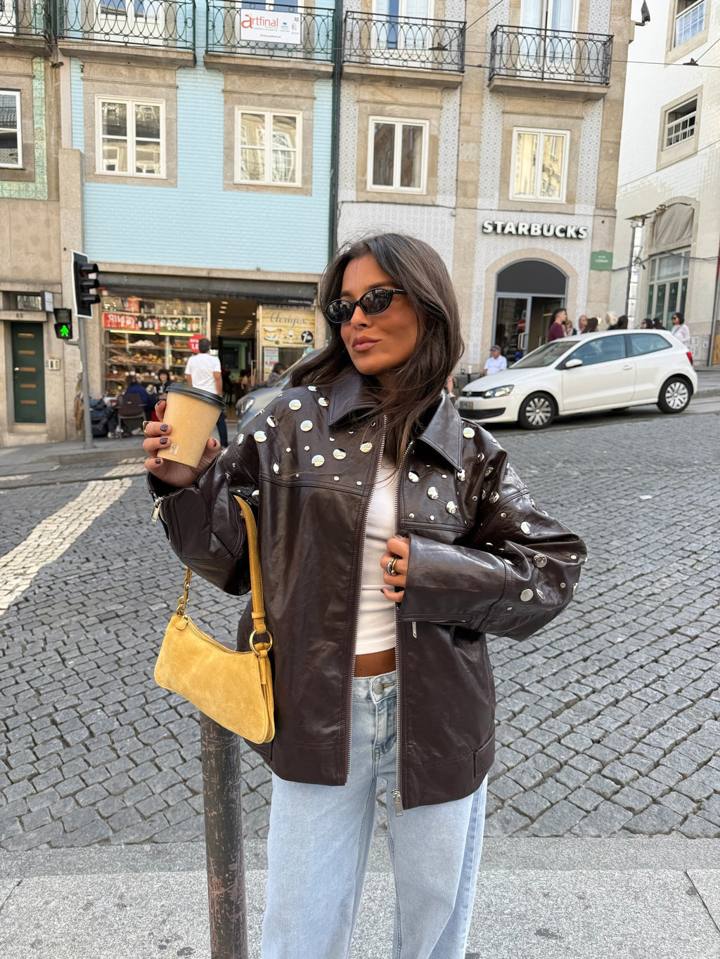 City | Chaqueta Marrón con Tachuelas