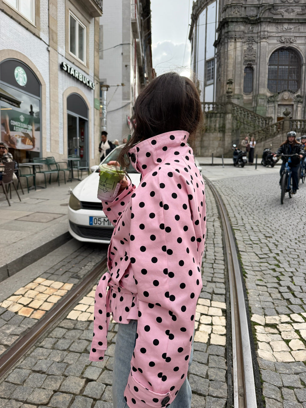 Gabardina Corta Rosa de Lunares y Cuello Alto