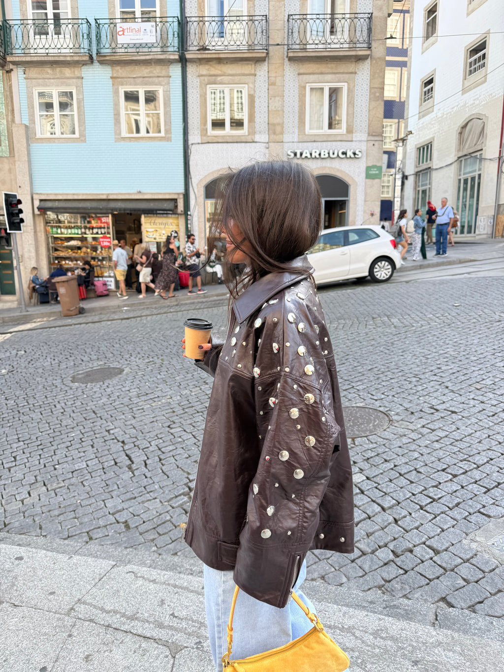 City | Chaqueta Marrón con Tachuelas