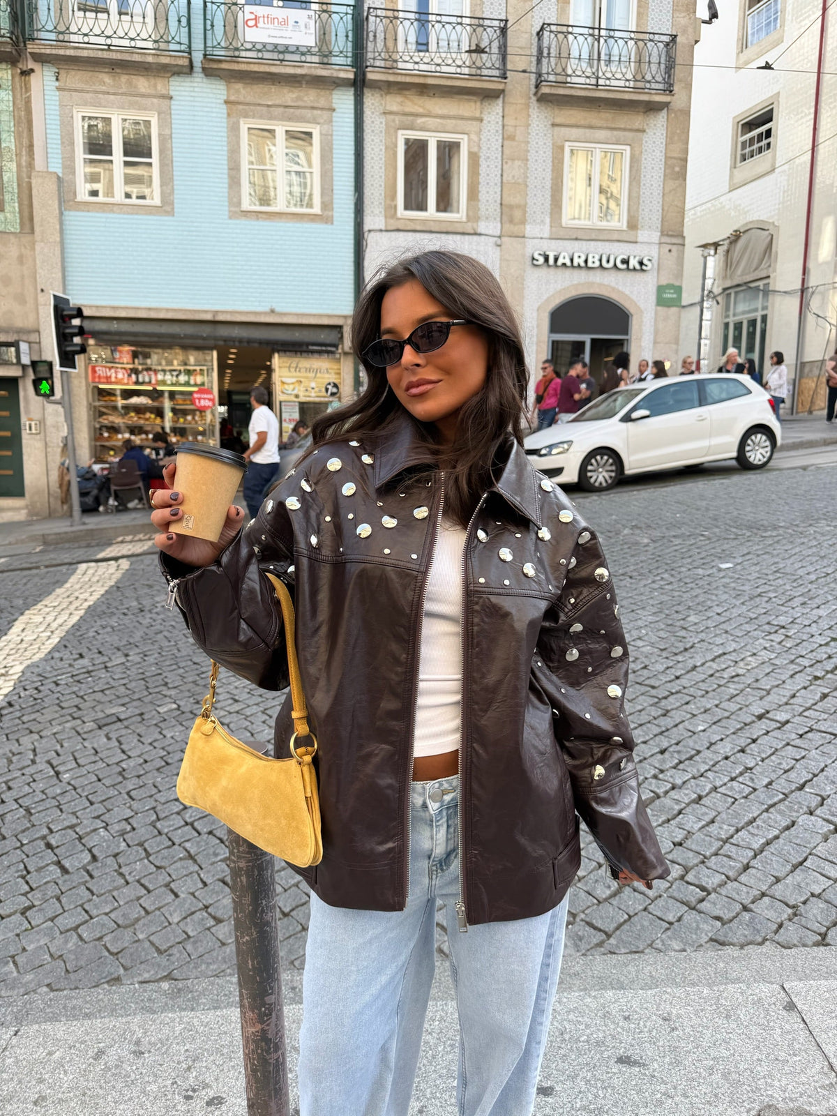 City | Chaqueta Marrón con Tachuelas