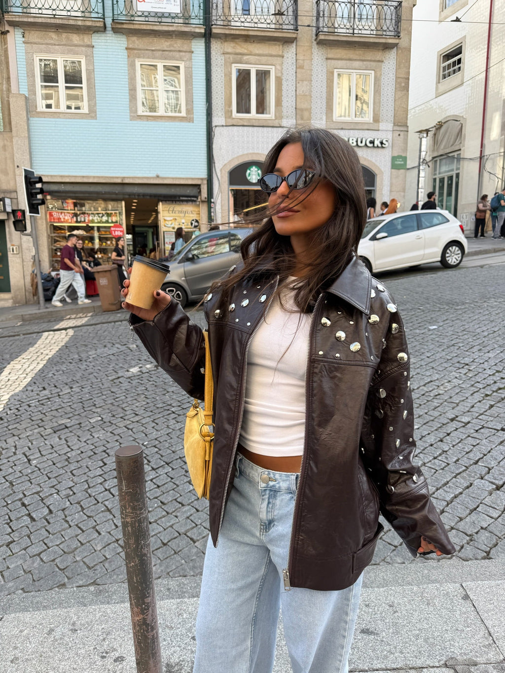 City | Chaqueta Marrón con Tachuelas