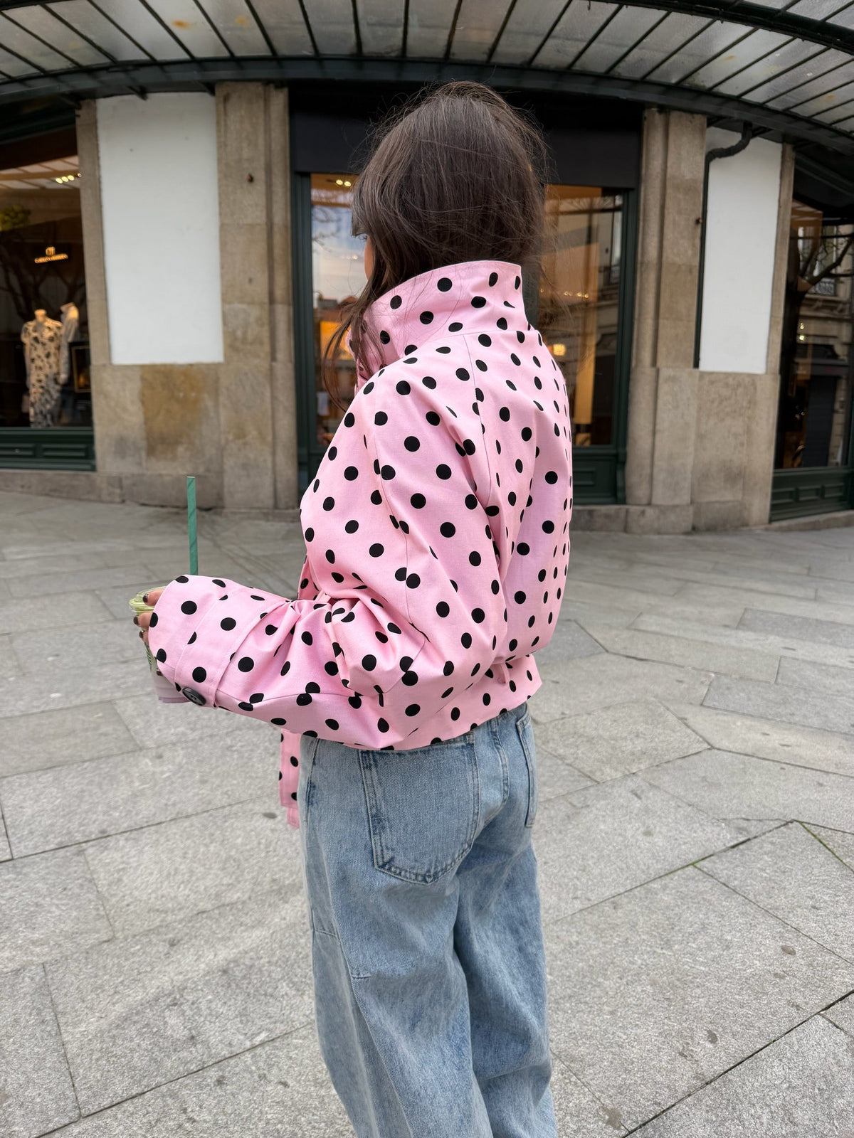 Gabardina Corta Rosa de Lunares y Cuello Alto