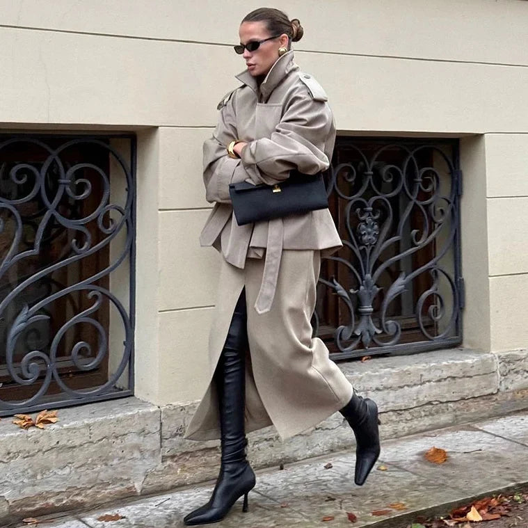 Gabardina Corta Cruzada | Hombros Estructurados y Cordón