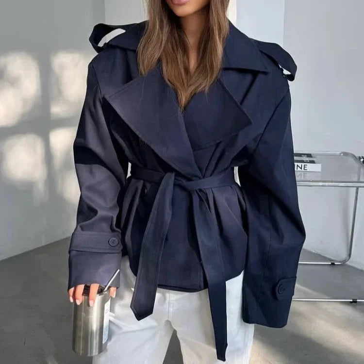 Gabardina Corta Cruzada | Hombros Estructurados y Cordón