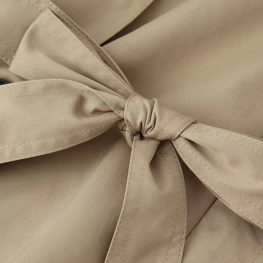 Gabardina Corta Cruzada | Cuello Alto y Cinturón