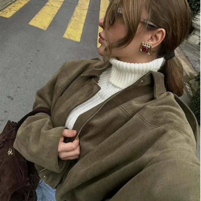 Cazadora Bómber de Ante Sintético | Corte Amplio y Cuello de Solapa