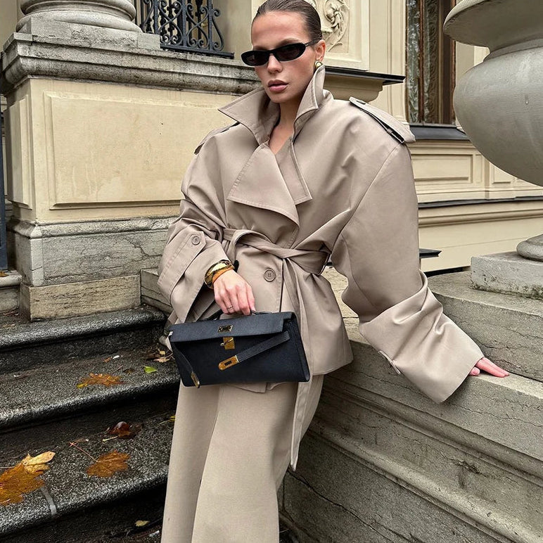 Gabardina Corta Cruzada | Hombros Estructurados y Cordón