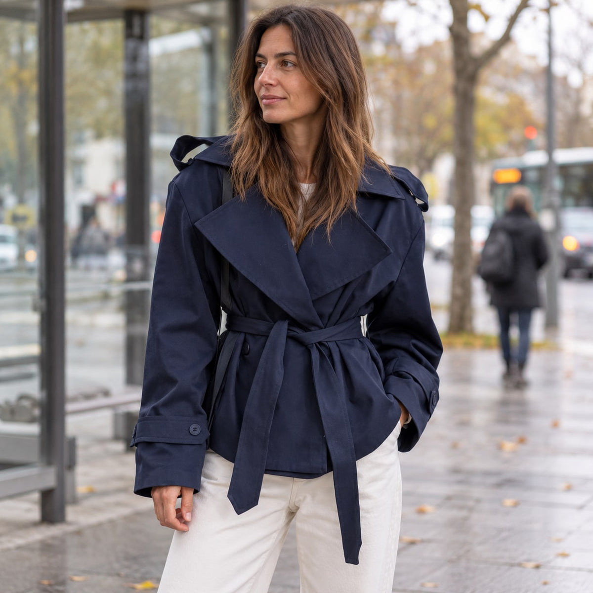 Gabardina Corta Cruzada | Hombros Estructurados y Cordón