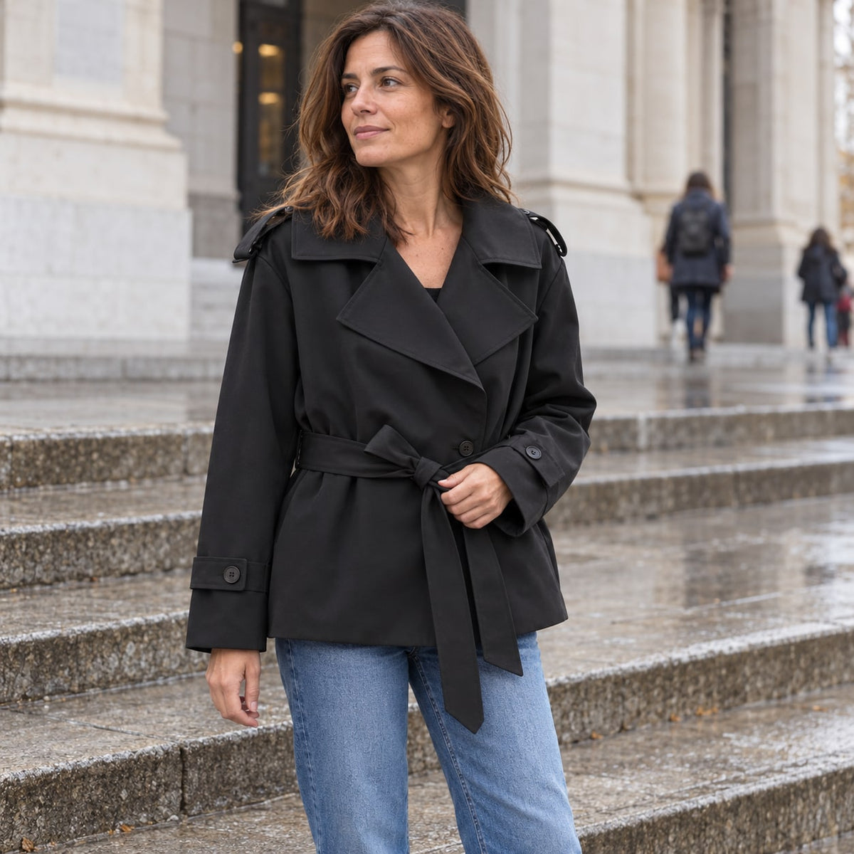 Gabardina Corta Cruzada | Hombros Estructurados y Cordón