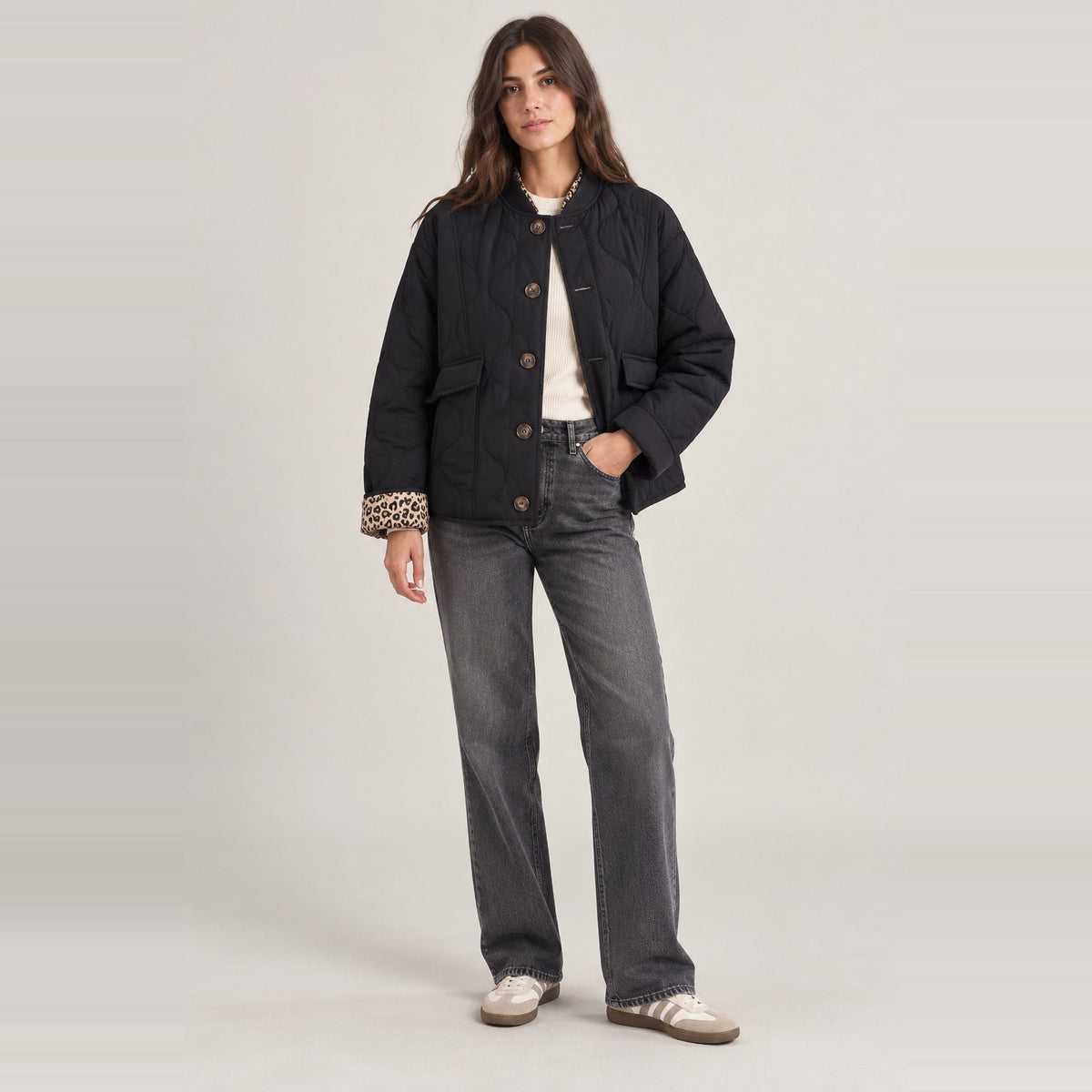 Chaqueta Acolchada Corta para Mujer | Guateada con Botones y Forro de Leopardo