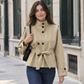 Gabardina Corta Cruzada | Cuello Alto y Cinturón