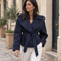 Gabardina Corta Cruzada | Hombros Estructurados y Cordón